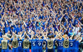 Сборная Исландии празднует выход в плей-офф Евро-2016, 22 июня