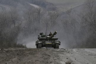 Украинский танк T64 на дороге рядом с Бахмутом