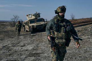 Солдаты «Азова» рядом с бронеавтомобилем Hummer