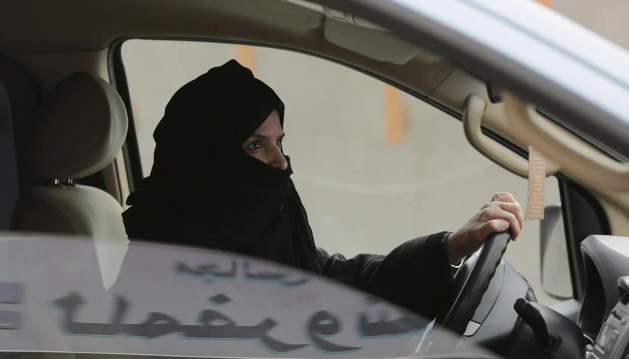 Женщинам в Саудовской Аравии разрешили водить. Но они по-прежнему должны  спрашивать разрешения у мужчин — Meduza