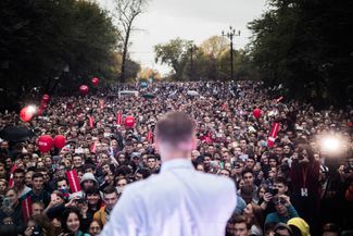 Осенью 2017-го штаб Навального начал проводить публичные митинги, собирая тысячи человек, — часто эти демонстрации становились самыми большими протестными акциями в истории городов. Хабаровск, 24 сентября 2017 года