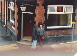 Нил Вудс под прикрытием покупает наркотики у дилера в Нормантоне, 1995 год.