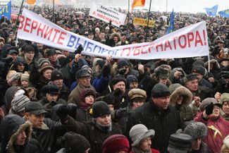 Митинг против повышения транспортного налога на Центральной площади в Калининграде, 30 января 2010 года