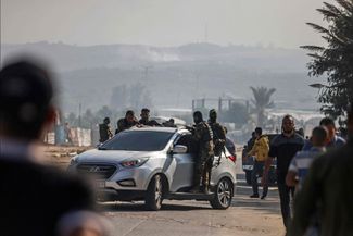 Боевики «Бригад Иззедина аль-Кассама» (боевого крыла ХАМАС) направляются к «Эрез» — главному израильскому КПП на границе с Газой