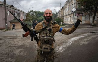 Бывший главный редактор «The Village Украина», а теперь боец ВСУ Андрей Баштовый участвовал в освобождении Изюма от российской оккупации. 14 сентября 2022 года