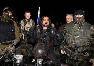 Александр Залдостанов в Севастополе, куда доставили гуманитарный груз, собранный байкерами. 12 марта 2014 года