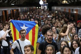 Участники забастовки с эстеладой — неофициальным флагом Каталонии