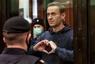 2 февраля 2021 года суд по требованию ФСИН заменил Навальному условный срок на реальный по делу «Ив Роше». Стоя в клетке, политик сложил руки в форме сердца (очевидно, глядя на жену) — и это попало в трансляцию заседания. А 14 февраля 2021-го в инстаграме Навального появилось совместное <a href="https://www.instagram.com/p/CLRFdUKlaOm/" rel="noopener noreferrer" target="_blank">фото</a> с Юлией, которое было подписано так: «Люблю тебя. И все шутки в судах я шучу, чтобы ты смеялась в первом ряду».