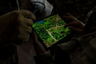 Добровольцы из снайперского подразделения проверяют записи с беспилотников в окрестностях Марьинки
