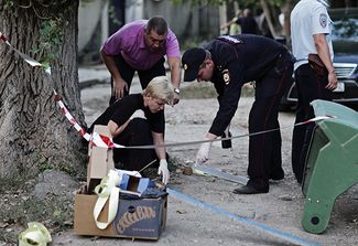 Сотрудники правоохранительных органов на территории подстанции скорой медицинской помощи в Симферополе. 26 сентября 2015 года