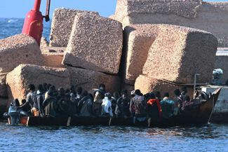 Мигранты из Африки, причалившие к острову Лампедуза. 16 сентября 2023 года