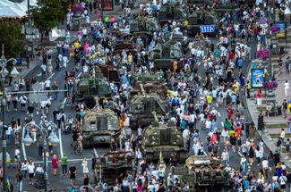 Выставка трофейной российской военной техники на Крещатике в Киеве