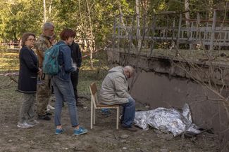 Мужчина оплакивает внучку, убитую во время российской ракетной атаки 1 июня 2023 года