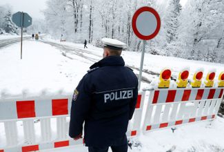 Полицейский охраняет въезд к горе Фельдберг на юго-западе Германии. Январь 2021 года