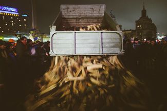 Разгрузка машины с дровами в палаточном лагере на Майдане Незалежности. 17 декабря 2013 года.