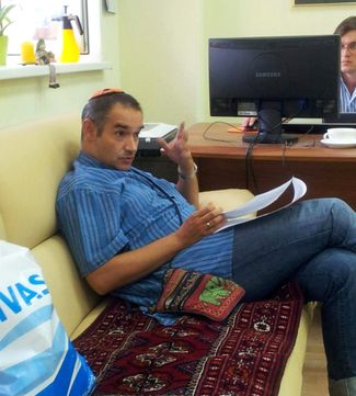 Антон Носик в офисе фонда «Помоги.орг» вскоре после его создания