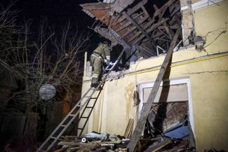 Спасатель работает на месте удара в Донецке