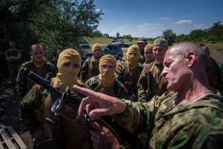 Осужденные, согласившиеся пойти на военную службу, проходят базовую подготовку в лагерях, где учатся обращаться с оружием и приобретают другие боевые навыки