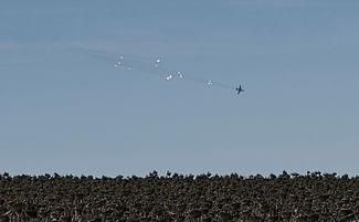 Украинский военный самолет выпускает тепловые ловушки над линией фронта