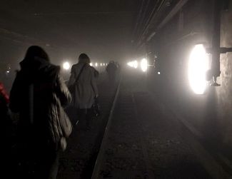 Пассажирам метро пришлось добираться до ближайшей станции по путям. Брюссель, Бельгия, 22 марта 2016 года