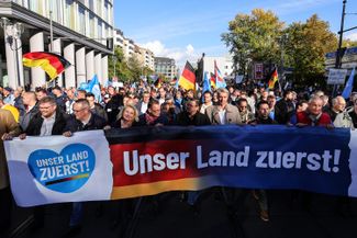 Сторонники «Альтернативы для Германии» несут растяжку с надписью «Сначала наша страна». Берлин, 8 октября 2022 года
