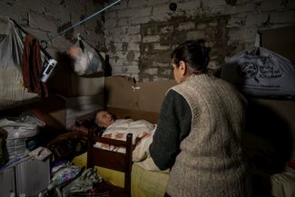 72-летняя Ирина ухаживает за своим 75-летним мужем Петром. Пара больше года живет в подвале своего дома, спасаясь от обстрелов