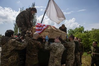 Украинские военнослужащие несут гроб с телом бывшего солдата армии США Николаса Маймера, убитого в Бахмуте. 25 мая 2023 года во время обмена пленными между ВСУ и ЧВК Вагнера гроб с телом Маймера <a href="https://meduza.io/feature/2023/05/27/obmen-plennymi-mezhdu-vsu-i-chvk-vagnera-udar-po-dnepru-rossiyskie-zenitchiki-sbivayut-drony" rel="noopener noreferrer" target="_blank">был передан</a> Украине.