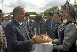 Президента Узбекистана Ислама Каримова, прибывшего на встречу глав государств СНГ, в московском аэропорту встречают хлебом-солью. Москва, 6 июля 1992 года