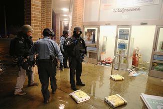 Полицейские у разграбленного магазина в Фергюсоне.