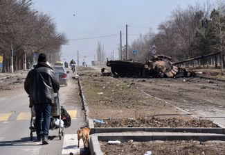 Обломки танка на одной из улиц Мариуполя. 22 марта 2022 года
