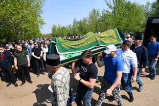 Похороны 25-летней учительницы английского языка Эльвиры Игнатьевой. 12 мая 2021 года