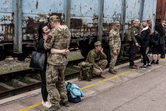 Бойцы ВСУ со своими близкими на вокзале Краматорска Донецкой области