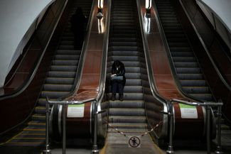 Жительница Киева прячется в метро во время воздушной тревоги