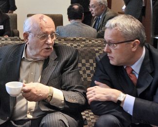 Горбачев и бизнесмен Александр Лебедев (в тот момент он был депутатом Госдумы) на конференции «Нужен ли Запад России?» в Москве, 30 мая 2006 года