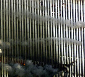 Люди в окнах северной башни Всемирного торгового центра после теракта. Снимок сделан за несколько минут до обрушения здания