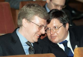Вице-премьер и министр финансов РФ Алексей Кудрин и его заместитель Алексей Улюкаев на учредительном съезде СПС, 26 мая 2001 года