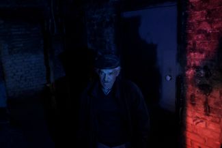 Житель деревни в Харьковской области стоит в подвале, ставшем бомбоубежищем.