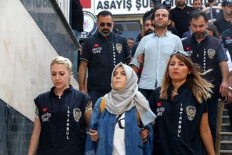Полицейские ведут арестованных журналистов в суд. 29 июля 2016 года, Стамбул