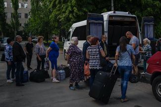 Эвакуация жителей Славянска. По сообщениям украинских властей, город подвергается обстрелам со стороны России