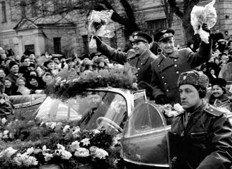 Москвичи встречают экипаж «Восхода-2» — Павла Беляева и Алексея Леонова. Москва, 23 марта 1965 года.