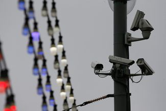 Камеры наблюдения, установленные неподалеку от Кремля, рядом с местом убийства политика Бориса Немцова. Москва, 4 марта 2015 года