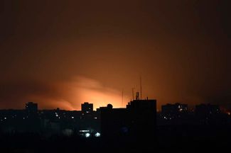 Огонь от горящих домов освещает небо в Харькове