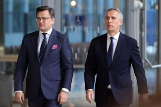 Министр иностранных дел Украины Дмитрий Кулеба и генеральный секретарь НАТО Йенс Столтенберг на встрече министров иностранных дел стран НАТО в штаб-квартире НАТО в Брюсселе
