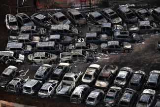 Сгоревшие машины на стоянке в Лахайне