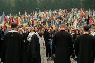 Священники проводят совместный молебен в память о павших украинских воинах на Лычаковском кладбище во Львове