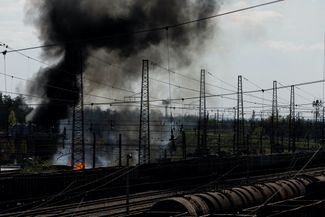 Дым после обстрелов над железнодорожным вокзалом. Лиман, 28 апреля 2022 года