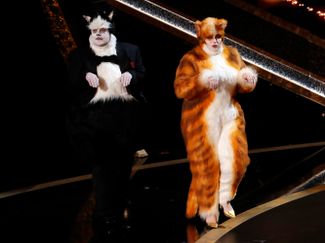 Джеймс Корден и Ребел Уилсон, сыгравшие в киномюзикле «Кошки», объявляют победителей в номинации «Лучшие визуальные эффекты»