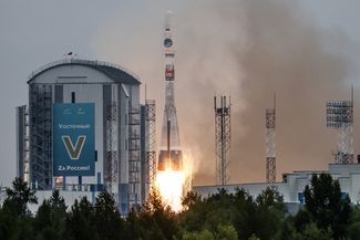 Запуск ракеты-носителя «Союз-2. 1б» с автоматической космической станцией «Луна-25» с космодрома Восточный в Амурской области. 11 августа 2023 года