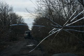 Украинские военные выдвигаются на позиции под Бахмутом