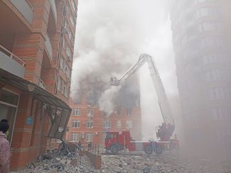 Пожарные тушат пожар в поврежденном жилом доме